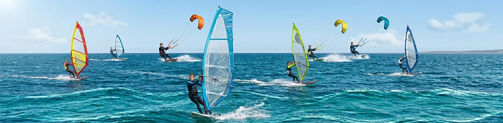 Zone surf délimitée par deux fanions noirs et blancs