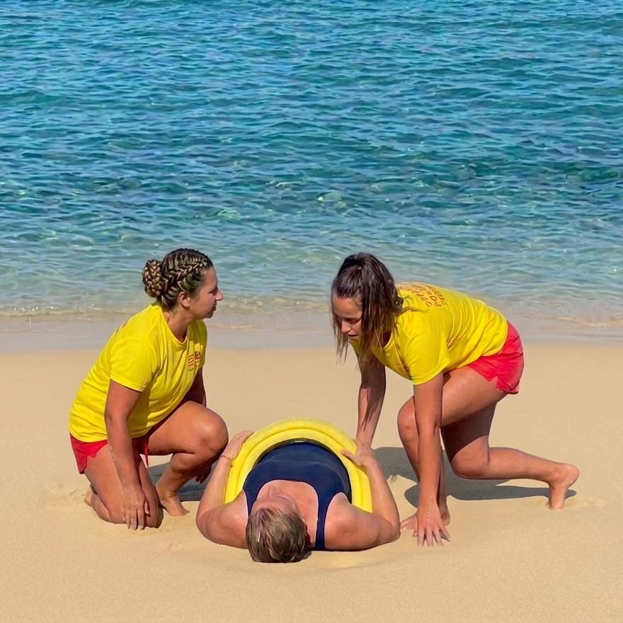 Sauveteur en intervention sur la plage