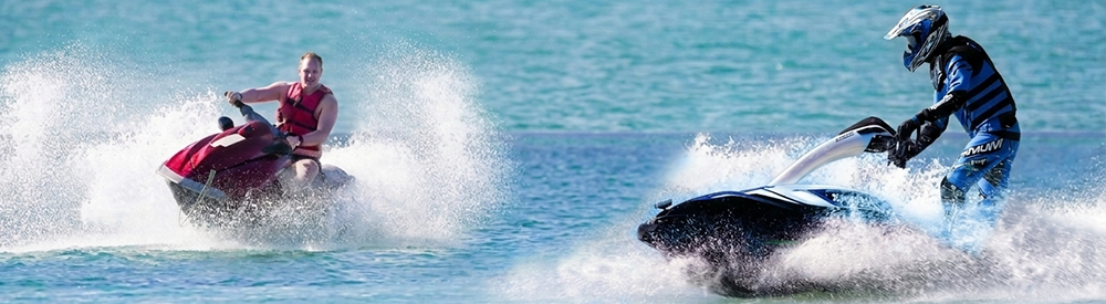 Zone surf délimitée par deux fanions noirs et blancs