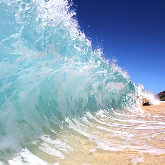 Shorebreak — vague déferlant directement sur la plage